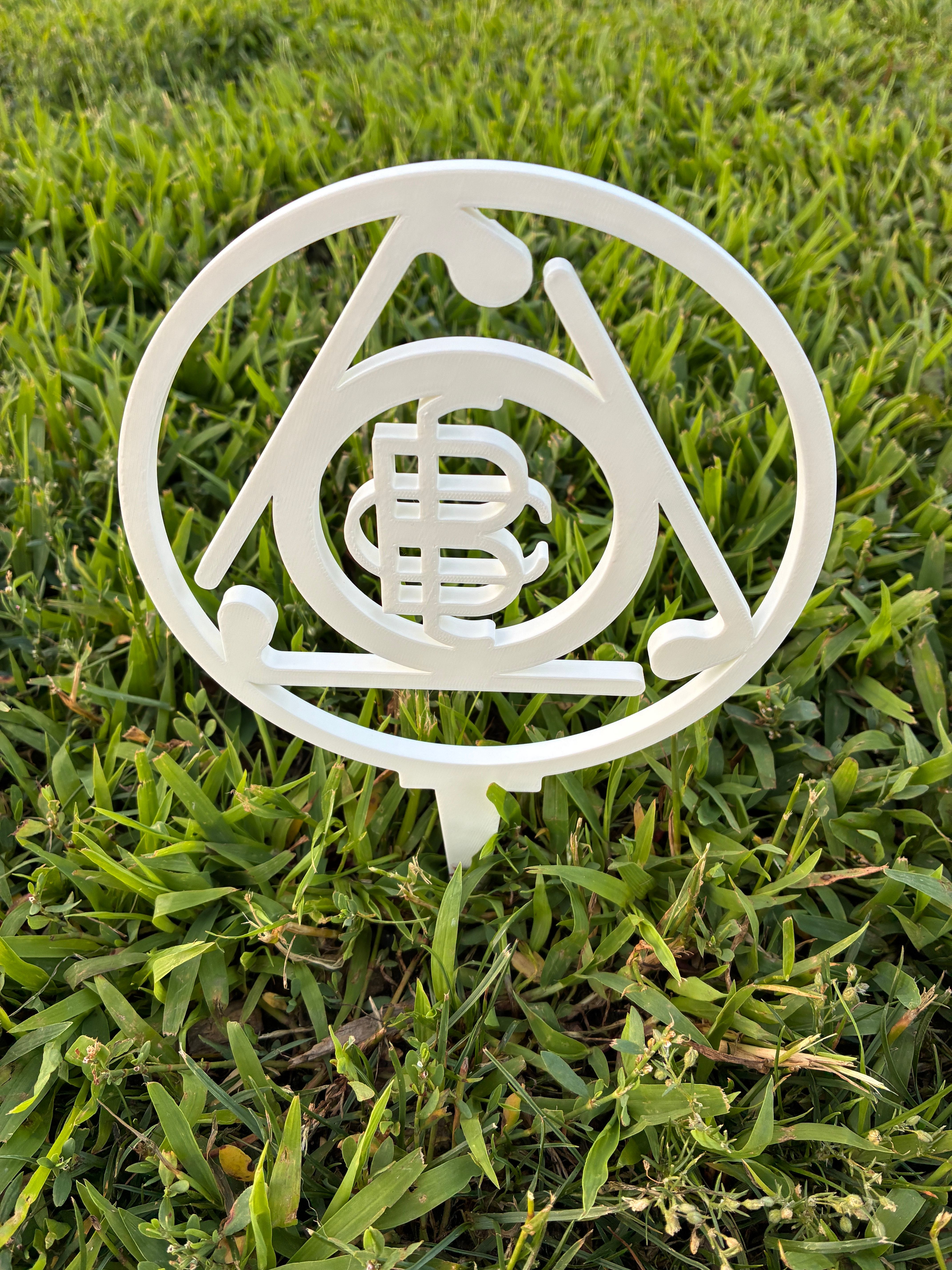Decorative BB ornamental tee sign with circular flourishes in white plastic for elegant golf events